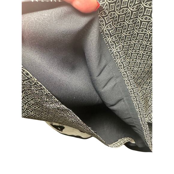 Sophisticated Geometric Print Mini Skirt - Modern Monochrome Elegance - Picture 7 of 7